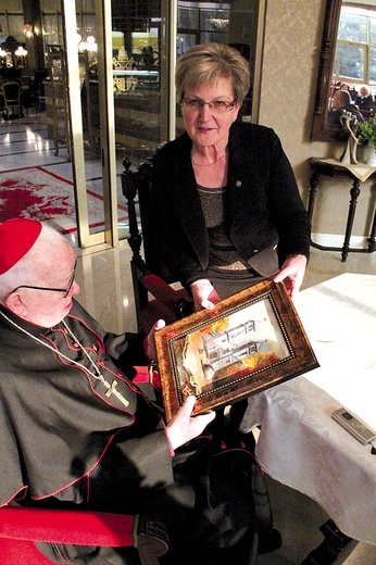  Czesława Marcinkiewicz wręcza księdzu kardynałowi obraz kościoła pw. św. Piotra w Solecznikach