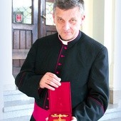 Nowy ordynariusz bielsko-żywiecki w dniu ogłoszenia nominacji  16 listopada otrzymał w darze od kard. Stanisława Dziwisza  złoty krzyż pektoralny bł. Jana Pawła II