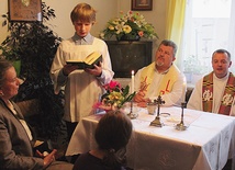 Ks. Władysław Penkala, syn pani Stefanii, i ks. Andrzej Grych koncelebrowali  Mszę św. urodzinową w mieszkaniu jubilatki