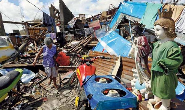  14.11.2013. Filipiny. Tacloban. Miasto zostało doszczętnie zniszczone przez tajfun. Liczba ofiar śmiertelnych to co najmniej 4400. W wyniku kataklizmu na Filipinach ucierpiało w sumie około 12 milionów ludzi, z których ponad 900 tysięcy musiało opuścić swoje domy.