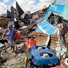  14.11.2013. Filipiny. Tacloban. Miasto zostało doszczętnie zniszczone przez tajfun. Liczba ofiar śmiertelnych to co najmniej 4400. W wyniku kataklizmu na Filipinach ucierpiało w sumie około 12 milionów ludzi, z których ponad 900 tysięcy musiało opuścić swoje domy.