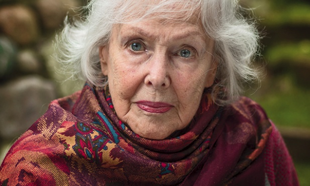 Ewa Krasnodębska-Zakrzewska, polska aktorka teatralna  i filmowa. Pracowała w teatrach Wrocławia i Warszawy. 22 grudnia 2008 r. z rąk podsekretarza stanu w Ministerstwie Kultury  i Dziedzictwa Narodowego Tomasza Merty odebrała srebrny medal „Zasłużony Kulturze  Gloria Artis”