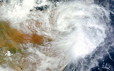 „Haiyan” był potężnym tajfunem.Miał średnicę 600 km, a w jego wnętrzu wiatr wiał z prędkością przeszło 300 km/h 