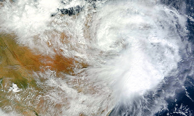 „Haiyan” był potężnym tajfunem.Miał średnicę 600 km, a w jego wnętrzu wiatr wiał z prędkością przeszło 300 km/h 