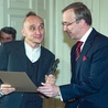 Bogdan Zdrojewski (z prawej) w 2009 r. uhonorował Jana Klatę (z lewej) nagrodą Ministra Kultury. Potem mianował go dyrektorem Teatru Starego 