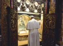 Papież Franciszek modlił się przy grobie św. Piotra