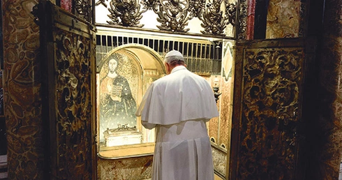 Papież Franciszek modlił się przy grobie św. Piotra