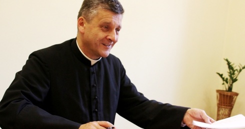 Biskup nominat Roman Pindel podczas rozmowy w krakowskim Wyższym Seminarium Duchownym