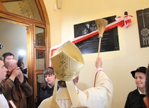 Bp Henryk Tomasik poświęcił tablicę pamiatkową