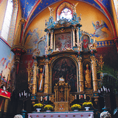 W kościele w Złakowie znajduje się bogato zdobiony ołtarz główny o cechach późnorenesansowych  