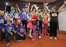 Głośno, głośniej...  chwała