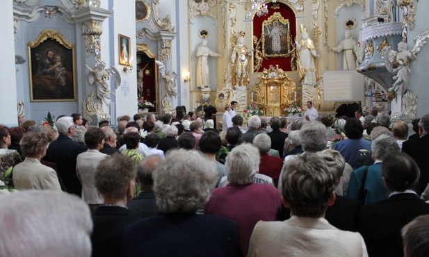Sanktuarium wypełnione czcicielami św. Antoniego Padewskiego