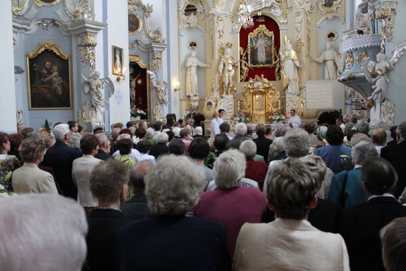 Sanktuarium wypełnione czcicielami św. Antoniego Padewskiego