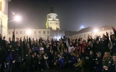 Młodzi ludzie zrzeszeni w KSM na lubelskim deptaku manifestowali swoją wiarę