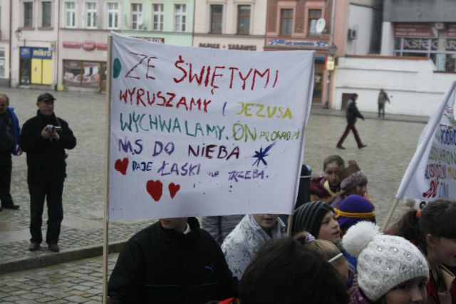 Chodnikami szli... święci!