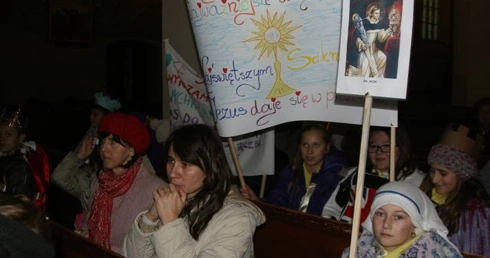 Chodnikami szli... święci!