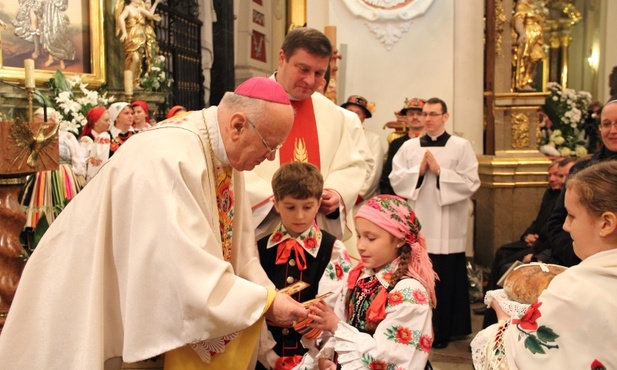 Bp Józef Zawitkowski przyjmuje dary od dzieci w czasie Mszy św. w dniu swoich 75. urodzin