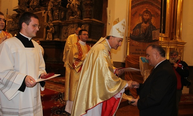 Złoty medal odbiera Janusz Górecki z Woli Rzędzińskiej