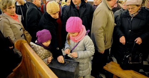 Po Mszach św. wierni składali pieniądze, które zostaną przekazane Caritas Polska na wsparcie dla ofiar tajfunu Haiynan