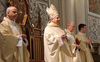 Nominację z rąk bp. Henryka Tomasika ks. prał. Edward Poniewierski (drugi z prawej) otrzymał podczas Mszy św. kończącej Rok Wiary w radomskiej katedrze