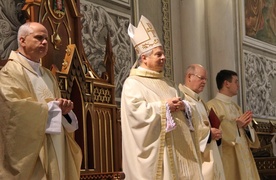 Nominację z rąk bp. Henryka Tomasika ks. prał. Edward Poniewierski (drugi z prawej) otrzymał podczas Mszy św. kończącej Rok Wiary w radomskiej katedrze