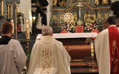 Adoracja Najświętszego Sakramentu w bazylice katedralnej w Łowiczu