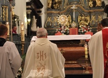 Adoracja Najświętszego Sakramentu w bazylice katedralnej w Łowiczu
