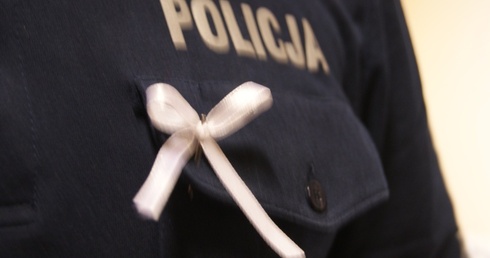 Przez 16 dni żyrardowscy policjanci będą nosili przypięte do mundurów białe wstążki
