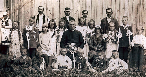 Wieś Panka nad Seretem na Bukowinie, lata trzydzieste XX w. Ks. Ignacy Kukla z dziećmi pierwszokomunijnymi