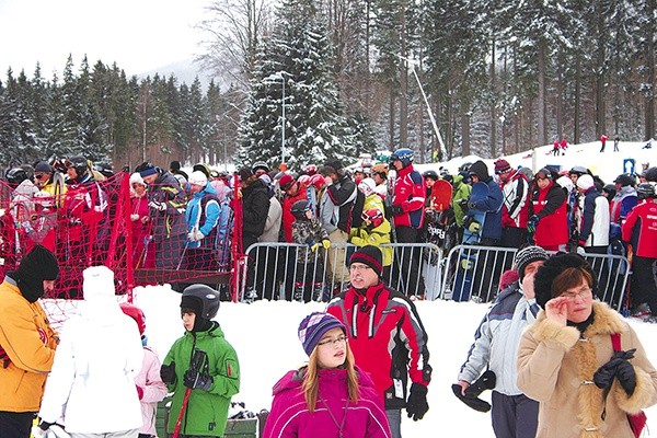 Tłum turystów to miły widok  dla samorządowców i źródło troski dla służb mundurowych.  Nowy sezon narciarski w Karkonoszach tuż, tuż