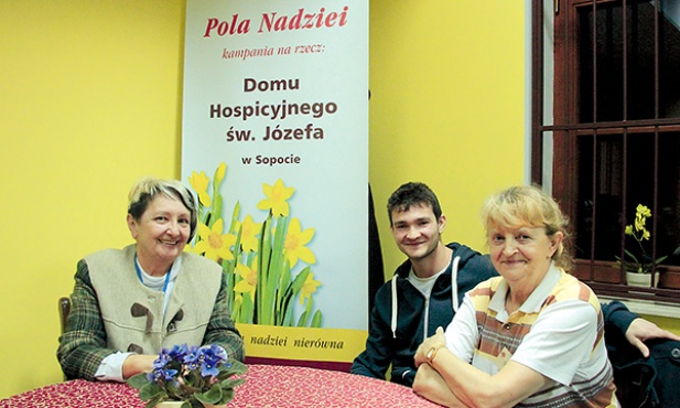  Basia i Ewa działają w hospicjum, a Darek pracuje z młodzieżą.  Łączy ich chęć pomocy człowiekowi w potrzebie 