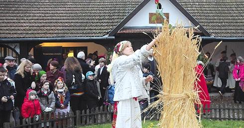  Bronowice, 23.11. Tradycyjnie już od 44 lat, w rocznicę wesela poety Lucjana Rydla z Jadwigą Mikołajczykówną, przed Rydlówką zebrał się tłum miłośników literatury i tradycji, by oglądać obrzęd „osadzania chochoła”. W głównych rolach wystąpiły ubrane w strój krakowski dzieci z Bronowic. Grała muzyka, były tańce i młodopolska poezja. Klimat „Wesela” powrócił.