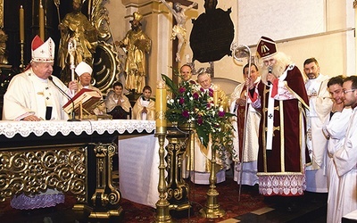   Św. Mikołaj zaprasza wszystkich do eucharystycz-nego Stołu Dobrego Słowa i Szlachetnego Czynu