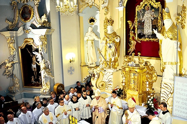 Pielgrzymi z biskupami Piotrem Liberą i Romanem Marcinkowskim uroczyście wyznali wiarę przed cudownym obrazem św. Antoniego z Padwy i jego relikwiami