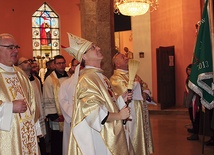 W czasie jubileuszu parafii bp Piotr Libera poświęcił dwa nowe witraże w kościele
