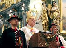 Bp Józef Zawitkowski  wygłasza kazanie w dniu swoich urodzin