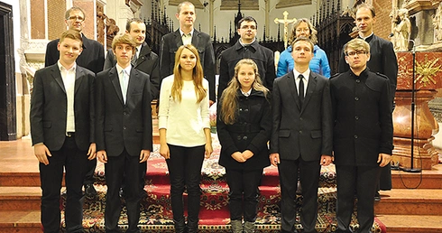 Laureaci konkursu wraz z pedagogami i jurorami 