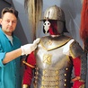 Jednym z wyjątkowych eksponatów jest husarska zbroja. Do ekspozycji przygotowuje ją Mariusz Król, pracownik muzeum oraz członek Bractwa Kurkowego
