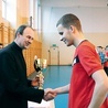  Puchar wywalczyła drużyna gospodarzy. W rozgrywkach diecezjalnych są jednymi z faworytów. Galeria zdjęć z turnieju na: radom.gosc.pl
