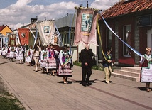 W każdej procesji idą ludzie w tradycyjnych kurpiowskich strojach