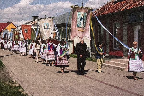 W każdej procesji idą ludzie w tradycyjnych kurpiowskich strojach