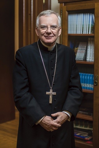 Abp Marek Jędraszewski od 2012 r. metropolita łódzki. Profesor nauk teologicznych. Jest członkiem Rady Stałej KEP, a także m.in. delegatem KEP ds. duszpasterstwa akademickiego, członkiem Komisji Wychowania Katolickiego.