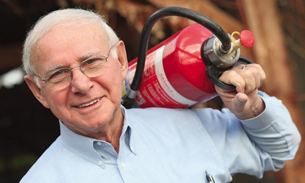 Donald Turbitt – Amerykanin z Nowego Jorku, emerytowany strażak (gasił pożary przez 21 lat) i biznesmen, mąż, ojciec, dziadek, pradziadek. Lider ruchu „Mężczyźni św. Józefa”