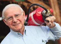 Donald Turbitt – Amerykanin z Nowego Jorku, emerytowany strażak (gasił pożary przez 21 lat) i biznesmen, mąż, ojciec, dziadek, pradziadek. Lider ruchu „Mężczyźni św. Józefa”