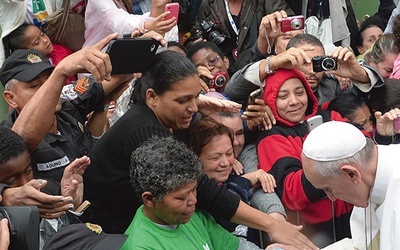 „Jakże bardzo chciałbym Kościoła ubogiego i dla ubogich!”. Te słowa papieża Franciszka układają się w program jego pontyfikatu. Na zdjęciu: papież przed spotkaniem z młodzieżą zgromadzoną na Światowych Dniach Młodzieży w Rio de Janeiro odwiedził ubogich mieszkańców faveli