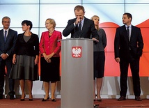 Nowi ministrowie Donalda Tuska (od lewej) Maciej Grabowski, Andrzej Biernat, Joanna Kluzik-Rostkowska, Lena Kolarska-Bobińska, Elżbieta Bieńkowska – w nowej roli,  Rafał Trzaskowski i Mateusz Szczurek