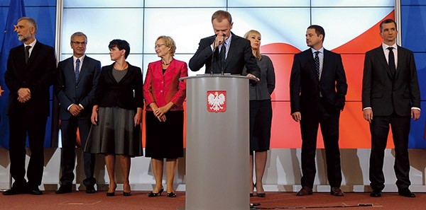 Nowi ministrowie Donalda Tuska (od lewej) Maciej Grabowski, Andrzej Biernat, Joanna Kluzik-Rostkowska, Lena Kolarska-Bobińska, Elżbieta Bieńkowska – w nowej roli,  Rafał Trzaskowski i Mateusz Szczurek