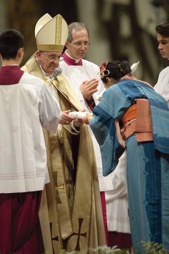 Papież Franciszek mobilizuje cały Kościół do ewangelizacji. Na zdjęciu nabożeństwo przyjęcia do katechumenatu; papież wręcza księgę Ewangelii 