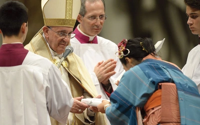 Papież Franciszek mobilizuje cały Kościół do ewangelizacji. Na zdjęciu nabożeństwo przyjęcia do katechumenatu; papież wręcza księgę Ewangelii 