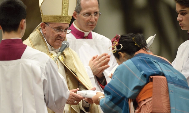 Papież Franciszek mobilizuje cały Kościół do ewangelizacji. Na zdjęciu nabożeństwo przyjęcia do katechumenatu; papież wręcza księgę Ewangelii 